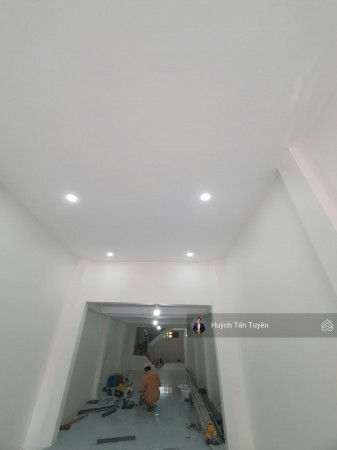 Cho thuê nhà mặt tiền kinh doanh ngay vòng xoay Hậu Giang, 40 triệu, 4.3 x 25m, 5 tầng, view thoáng
