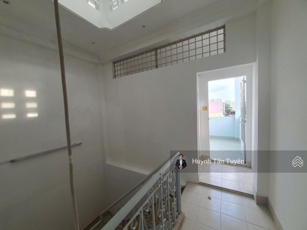 Cho thuê nhà mặt tiền kinh doanh ngay vòng xoay Hậu Giang, 40 triệu, 4.3 x 25m, 5 tầng, view thoáng