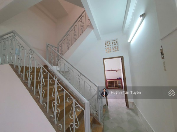 Cho thuê nhà mặt tiền kinh doanh ngay vòng xoay Hậu Giang, 40 triệu, 4.3 x 25m, 5 tầng, view thoáng